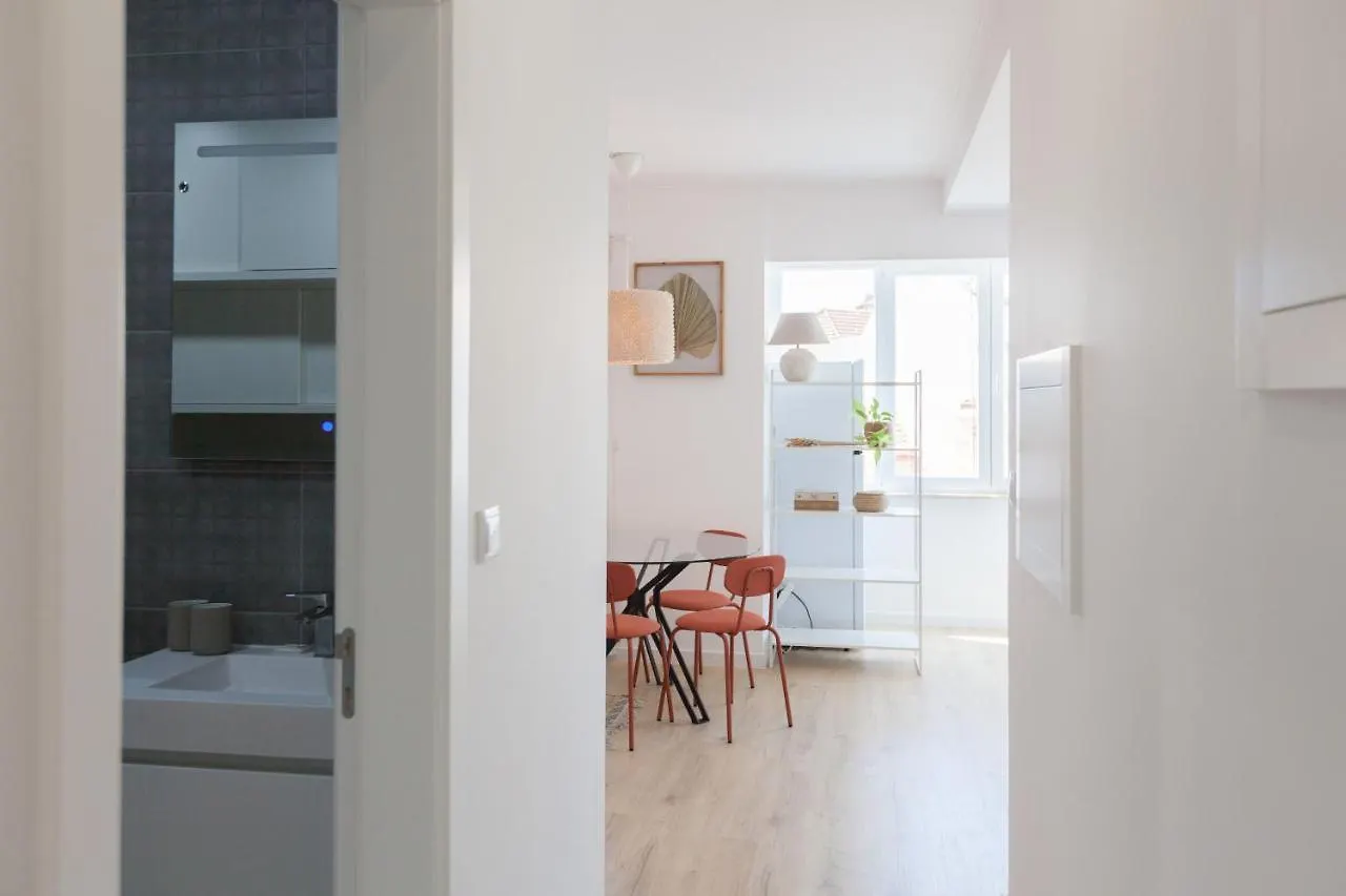 Flh Alcantara Comfy Flat With Balcony Лиссабон 0*,